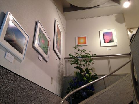階段を昇るところから写真展が始まっています。