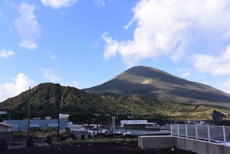 神湊港から神止山と八丈富士 神湊港から神止山と八丈富士