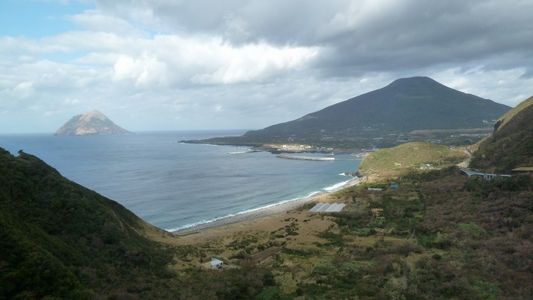 大坂トンネル展望台から八重根港、八丈富士、八丈小島 大坂トンネル展望台から八重根港、八丈富士、八丈小島