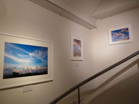 上に伸びる階段の展示スペース